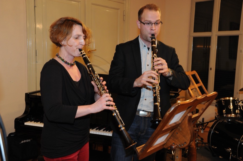 Dúo de clarinete tocando juntos